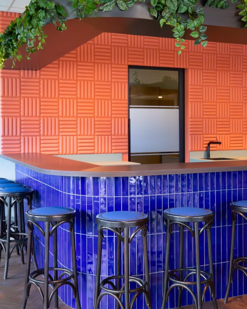 Vrolijke en warme bedrijfskantine realisatie 3