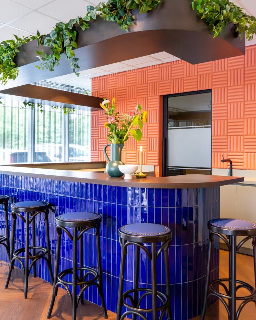 Vrolijke en warme bedrijfskantine realisatie 5