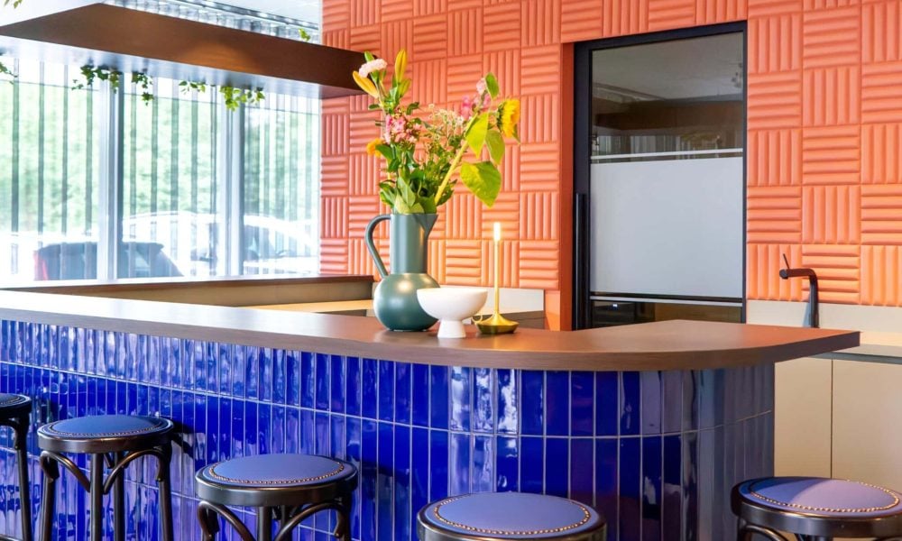 Vrolijke en warme bedrijfskantine realisatie 5